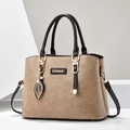 Grand sac à main kaki avec texture litchi, détails dorés et pendentif perle feuille - Khaki/Café