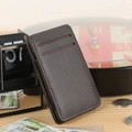 Portacarte minimalista in pelle marrone con due fessure e fascia elastica nera - Marrone