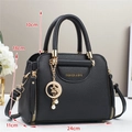 Dettaglio della borsa in pelle nera con pendente stella luna e accenti di perle - Nero