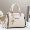 Elegante borsa a mano in ecopelle crema con finiture dorate e ciondolo di perle - Bianco Sporco