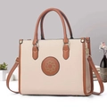 Bolso bandolera chic crema y marrón con asas y detalle de diseño circular frontal - Caqui