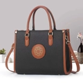 Bolso de mano elegante en cuero bicolor negro y marrón con logo dorado y correa de hombro - Negro