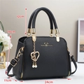 Vue détaillée du sac à main noir grainé avec logo doré et pendentif cœur en perle - Noir