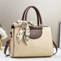 Bolso de mano bicolor beige y marrón con pañuelo de seda y herrajes dorados - Albaricoque
