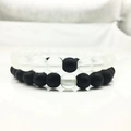 Primer plano de pulseras de cuentas de 8mm en piedra negra mate y turquesa blanca para pareja - Estilo Esmerilado Blanco y Negro