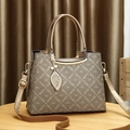 Elegante bolso jacquard oro champán con colgante floral y correa ajustable - Caqui