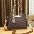 Bolso de mano marrón oscuro para mujer con estampado monograma, dije de hoja dorada y correa - café
