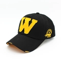 Schwarze Streetstyle Baseballkappe mit gelbem W-Patch Stickerei und Distressed-Details - Verstellbar / Schwarz