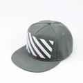 Dettaglio del cappello hip hop con ricami a strisce diagonali bianche su tessuto grigio scuro - Grigio Bluastro