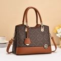 Borsa a tracolla in pelle marrone con stampa monogramma Oumifa e finiture oro - caffè