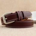 Ceinture fine en cuir bordeaux avec coutures blanches contrastées et boucle argentée - café