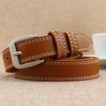 Ceinture fine en cuir caramel avec double surpiqûre blanche et boucle argentée - Marron