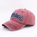 Casquette de baseball en coton rouge vintage avec broderie Athletic bleue et surpiqûres en Z - Réglable / Rouge