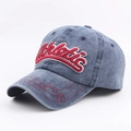 Casquette de baseball en coton bleu délavé avec broderie Athletic 3D rouge et coutures - Réglable / Bleu