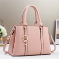Detalle de bolso rosa en cuero granulado con colgante de estrella y bandolera - Rosa