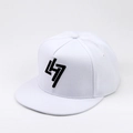 Dettaglio del cappello bianco in cotone con ricamo del logo geometrico nero di qualità - Regolabile / Bianco