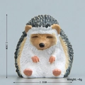 Detalle de la figura de erizo sentado con dimensiones de 2,20 cm para decoración - Erizo sentado dormido