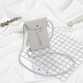Grijze mini crossbody telefoontas met lychee textuur en goudkleurig ringdetail. - Lichtgrijs