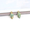 Details von blau-goldenen Muschel-Anhängern für DIY-Schmuck mit Emaille-Finish - Blaue Schnecke