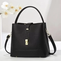 Détail du sac à main noir texture litchi avec boucle élégante en métal doré et finitions - Noir