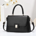 Borsa a tracolla nera classica con fibbia dorata e trama in pelle liscia - Nero / Lunghezza 24 Larghezza 8 Altezza 16