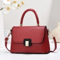 Elegante borsa a tracolla rosso vino con manico superiore e dettagli in oro metallizzato - Rosso Vino / Lunghezza 24 Larghezza 8 Altezza 16