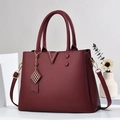 Sac à main élégant en cuir rouge bordeaux avec détail V doré et bandoulière amovible - Bordeaux