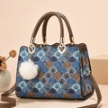 Sac à main style ethnique avec motifs bleus et marrons, poignées en cuir et pompon blanc - Jacquard Coquille Bleu (Style 2/Bleu)