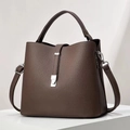 Sac à main en cuir marron foncé avec poignées arrondies et fermoir en métal argenté - Café
