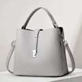 Sac seau en cuir gris clair avec poignée supérieure et boucle argentée élégante - Gris