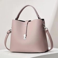 Détail du sac à main en cuir rose séché avec fermoir argenté sur socle blanc - Violet