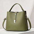 Detailansicht der olivgrünen Eimertasche mit Lychee-Struktur und silbernen Beschlägen - Grün