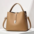 Détail du sac à main en cuir grainé marron avec fermoir argenté et bandoulière réglable - Khaki