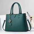 Sac à main vert foncé en similicuir avec texture litchi et décoration en V dorée - Vert
