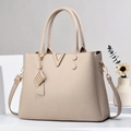 Sac fourre-tout beige en cuir grainé avec boucle en V dorée et pendentif à carreaux - Khaki Clair
