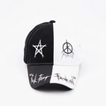 Berretto da baseball bicolore bianco e nero con scritte graffiti e stampa a stella - Patchwork Nero e Bianco