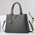Sac à main gris foncé en cuir grainé avec d'élégants détails métalliques dorés en V - Gris