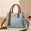 Borsa a tracolla da donna minimalista in pelle azzurra con dettagli marroni moda - Celeste