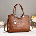 Braune Handtasche mit Krokodilmuster, Silbergriff und Schwan-Anhänger für Damen - Erdgelb