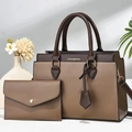 Detalle del conjunto de bolsos que muestra la textura y el logotipo de Jing & Pin - Caqui