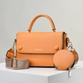 Feloveranje crossbodytas van getextureerd leer met ronde portemonnee en jacquard riem - Aardgeel