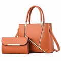 Détail de l'ensemble deux sacs à main marron caramel avec accents géométriques dorés élégants - Jaune Terre