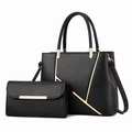 Vue détaillée d'un ensemble de sacs en cuir noir mat avec des accents dorés élégants - Noir