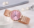 Vue détaillée du cadran rose avec chiffres romains et diamants sur la montre rose - Tout Or Rose Cadran Rose