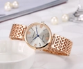 Gros plan d'une montre en acier rose doré avec index en cristal sur un bol en céramique - Tout Or Rose Cadran Blanc