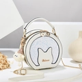 Bolso bandolera de gato blanco con purpurina azul y detalle de correa de cadena dorada - Blanco Roto