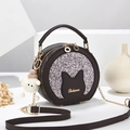 Bolso redondo marrón con lentejuelas rosas, decoración orejas de gato y dije peluche - Negro