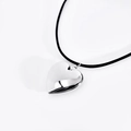 Ciondolo medaglione a cuore in argento lucido con un cordino nero dal design minimalista - Ciondolo in rame + corda nera / Argento