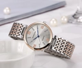 Détail d'une montre pour femme en argent et or rose avec diamants et chiffres romains - Argent Or Rose Cadran Blanc