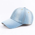 Casquette de baseball en jean bleu clair délavé avec bords usés et surpiqûres jaunes - Réglable / Bleu clair